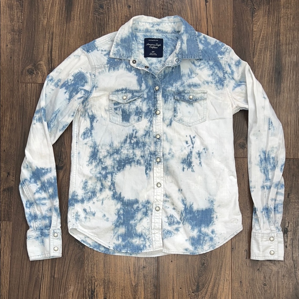 American Eagle Outfitters Blue and White Casual Button Down Shirt